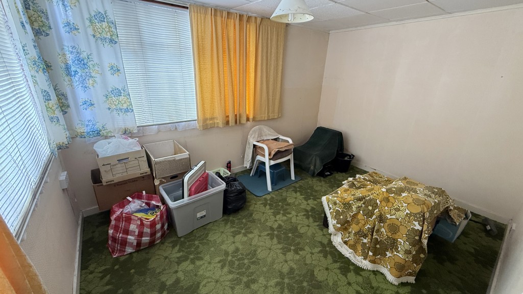 Lot: 81 - VACANT SEMI-DETACHED HOUSE REQUIRING MODERNISATION - Internal image of bedroom 4 on ground floor
